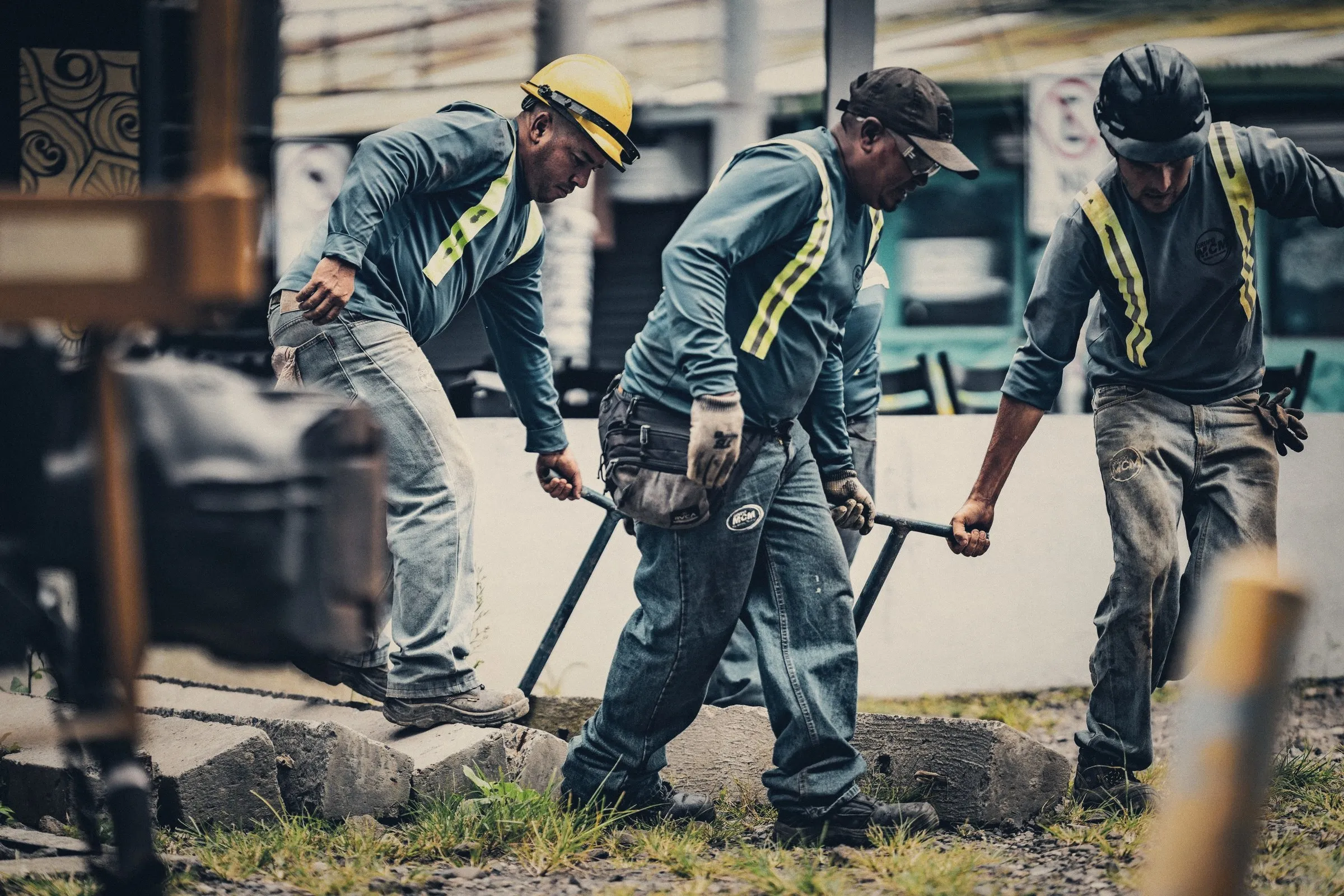 Cuadrilla de trabajadores con casco y chaleco en una obra