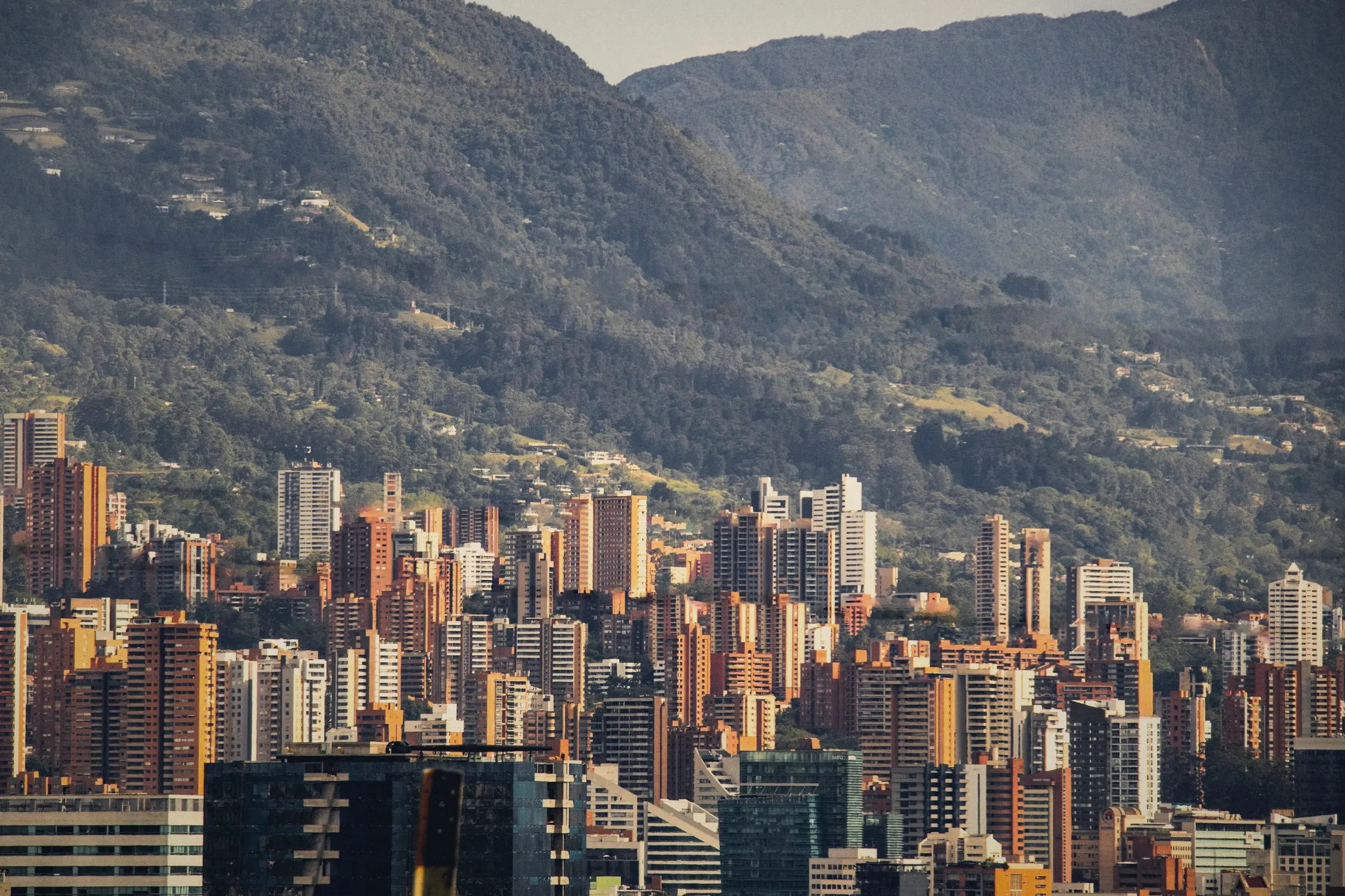 Edificios de apartamentos de ladrillo con montañas al fondo