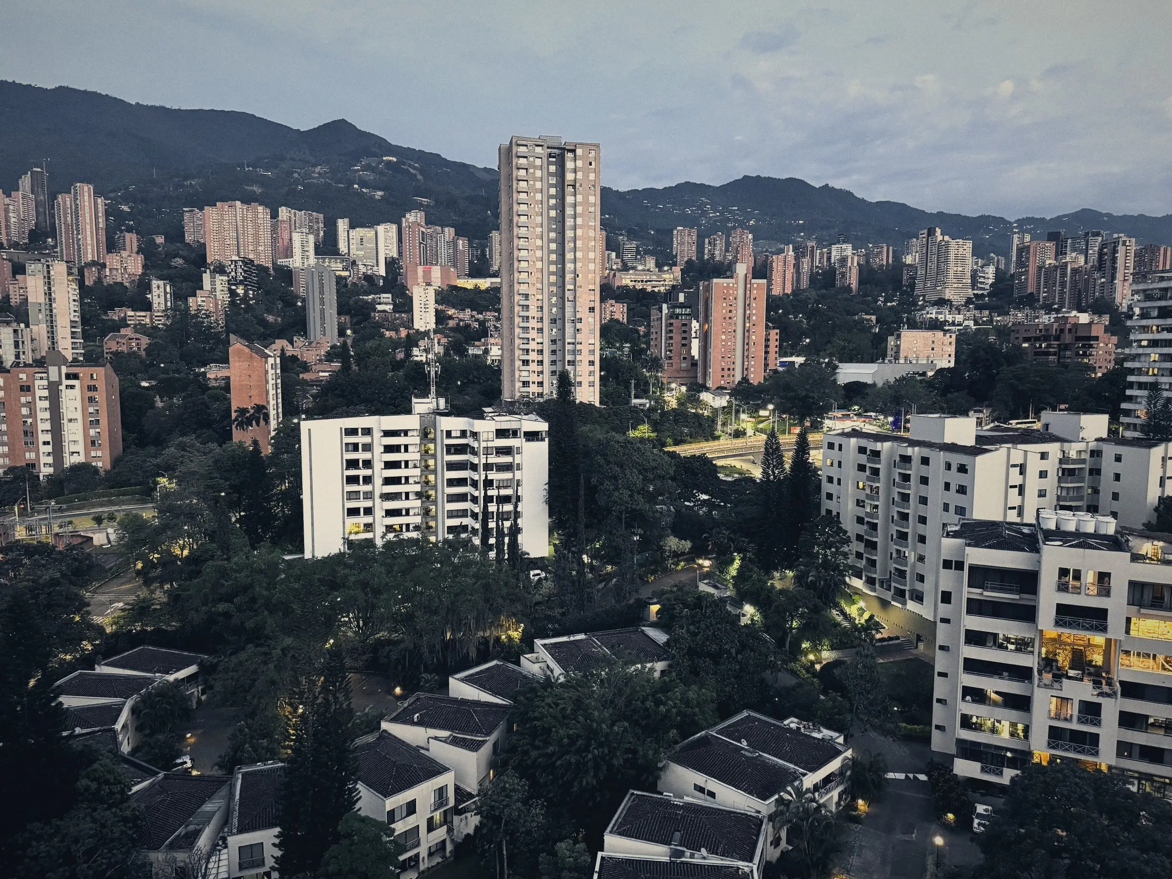 Edificios residenciales con las montañas al fondo