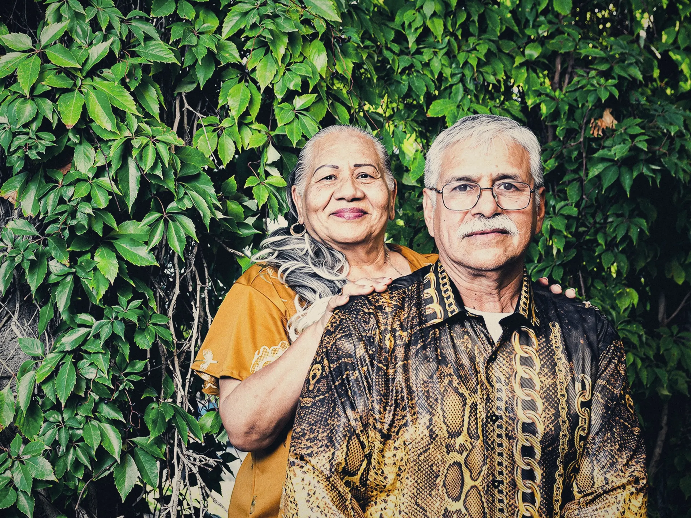 Pareja de abuelos sonriendo juntos al aire libre